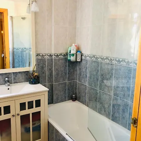 Con Terraza Y Piscina En