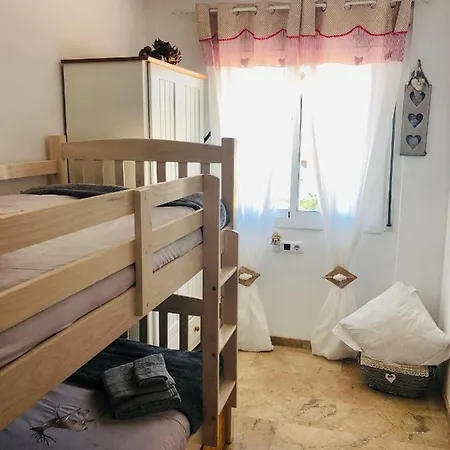 Con Terraza Y Piscina En
