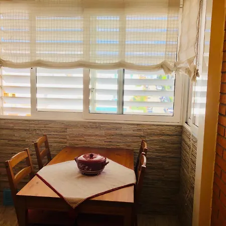 Con Terraza Y Piscina En *