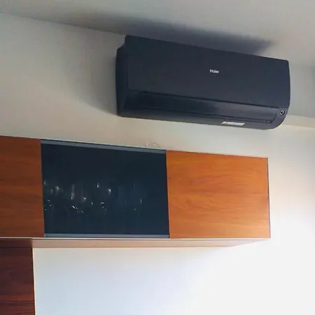 Con Terraza Y Piscina En Apartament *